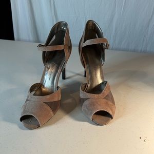 ADRIANNA PAPELL open toe heels in tan suede. Size 9. NWOT